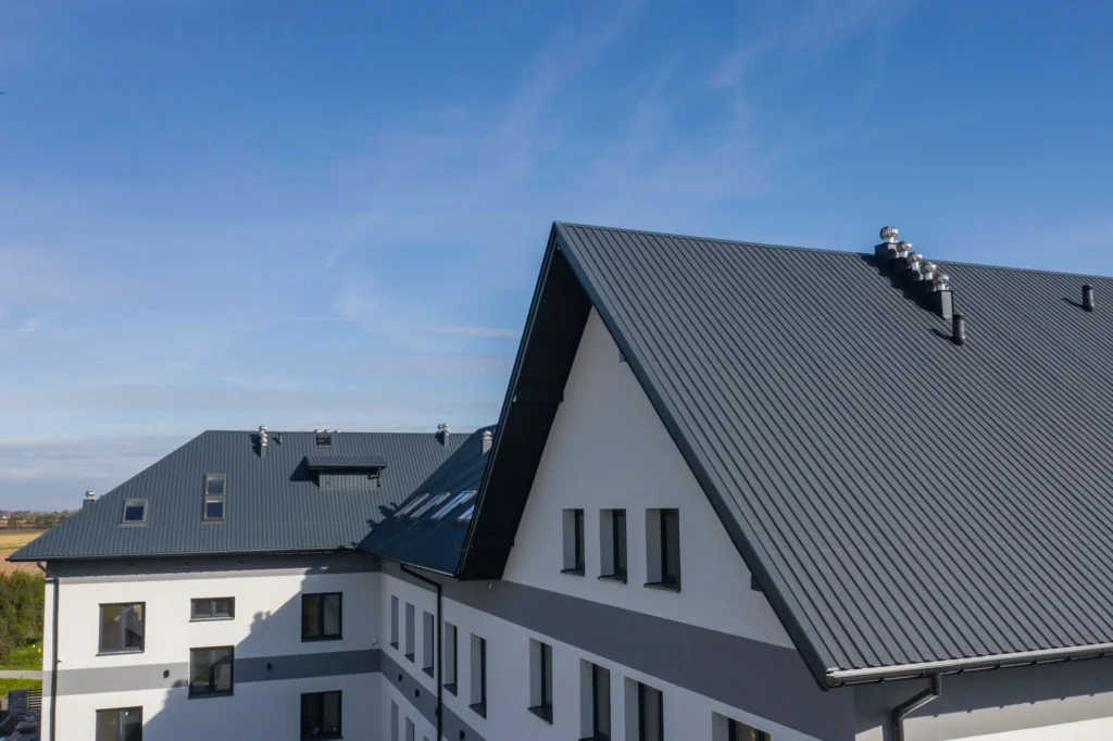 T18 trapézlemez tetőre szerelve, antracit színben