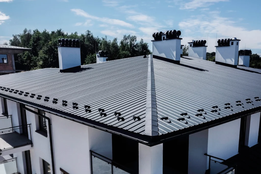 T18 Eco trapézlemez tetőre szerelve, antracit színben, gazdaságos acéllemez megoldás – Betolemez